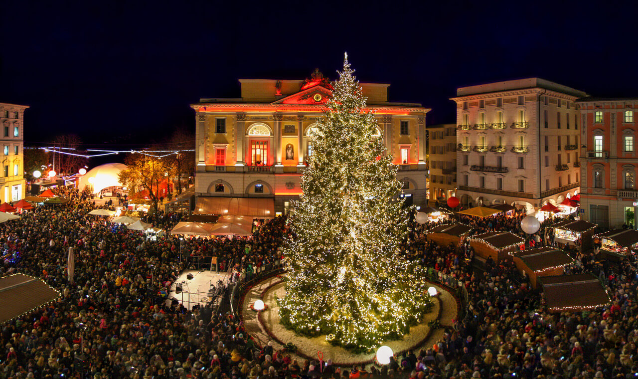 Weihnachtsbaum auf der Piazza Riforma (Bildquelle: Ente Turistico del Luganese)