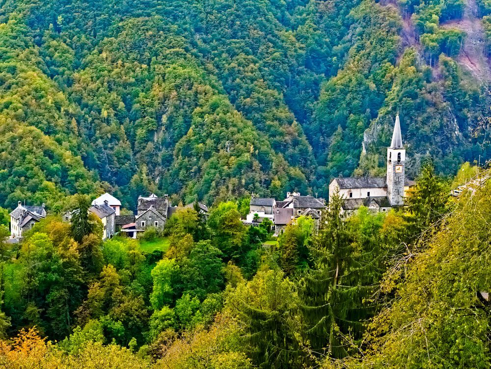  Das Tessin lädt zu wunderbaren Herbst-Wanderungen ein. (Bild: Maurice Lesca - shutterstock.com)